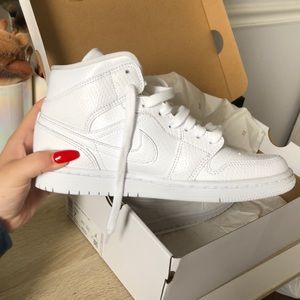 * NEVER BEEN WORN* nike women’s air jordan mids